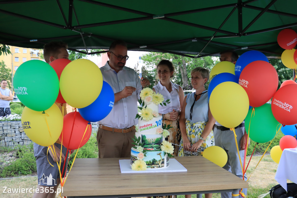 Happenig Urodzinowy - tort na Fontannie, Zawiercie!