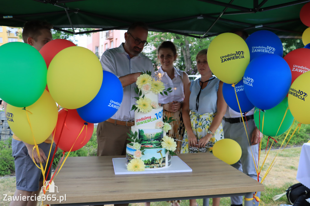 Happenig Urodzinowy - tort na Fontannie, Zawiercie!