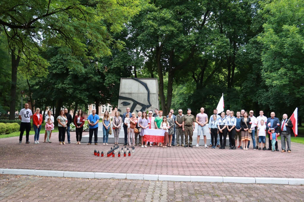 Pod pomnikiem Nieznanego Żołnierza na Placu Teodora Stosika odbyły się Zawierciańskie Obchody Godziny \