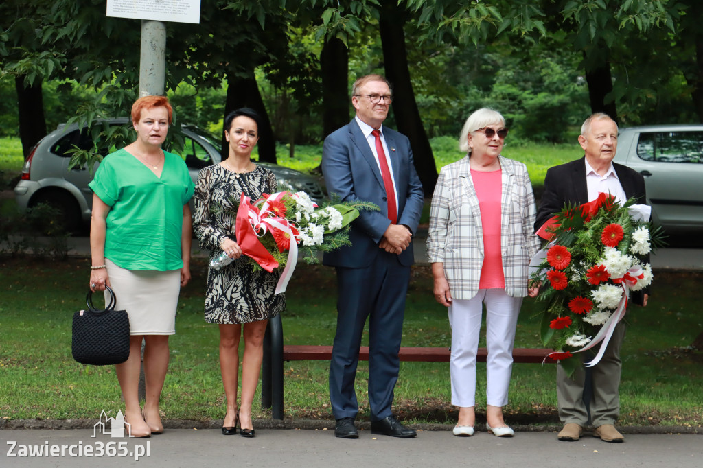 Pod pomnikiem Nieznanego Żołnierza na Placu Teodora Stosika odbyły się Zawierciańskie Obchody Godziny \