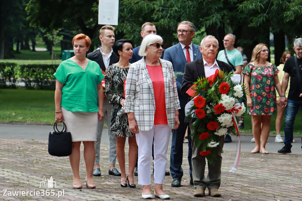 Pod pomnikiem Nieznanego Żołnierza na Placu Teodora Stosika odbyły się Zawierciańskie Obchody Godziny \