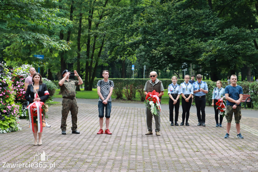Pod pomnikiem Nieznanego Żołnierza na Placu Teodora Stosika odbyły się Zawierciańskie Obchody Godziny \