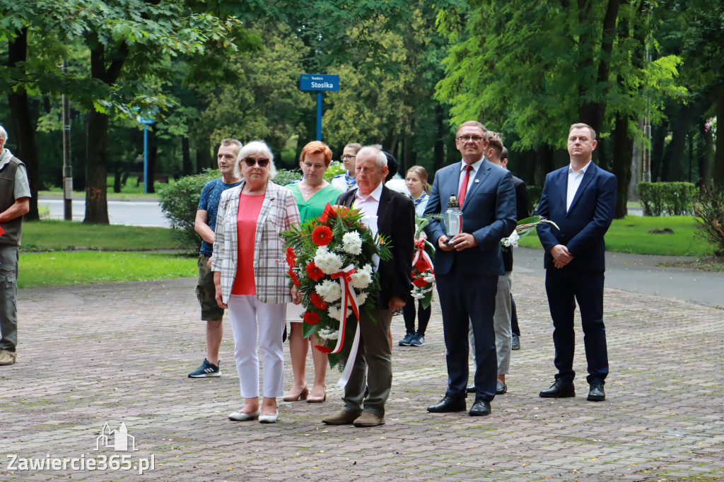 Pod pomnikiem Nieznanego Żołnierza na Placu Teodora Stosika odbyły się Zawierciańskie Obchody Godziny \