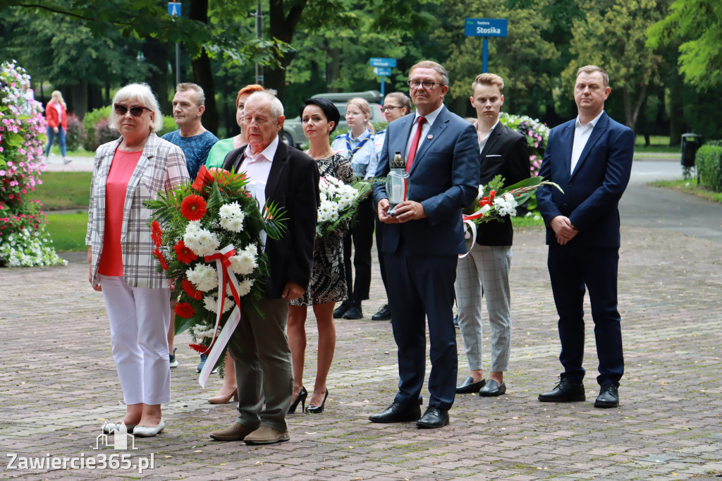 Pod pomnikiem Nieznanego Żołnierza na Placu Teodora Stosika odbyły się Zawierciańskie Obchody Godziny \