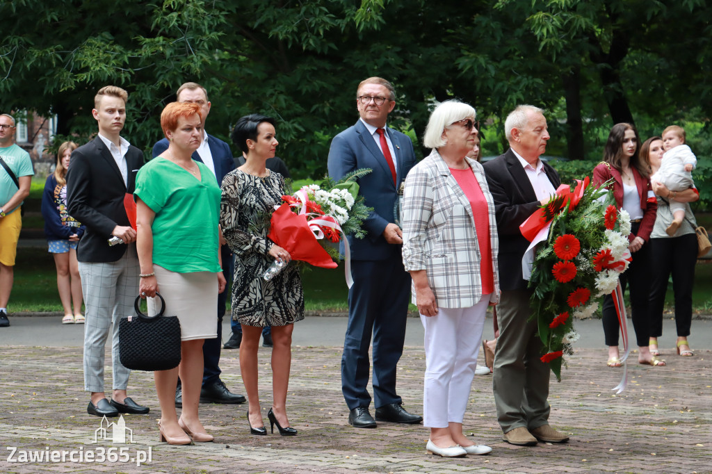Pod pomnikiem Nieznanego Żołnierza na Placu Teodora Stosika odbyły się Zawierciańskie Obchody Godziny \