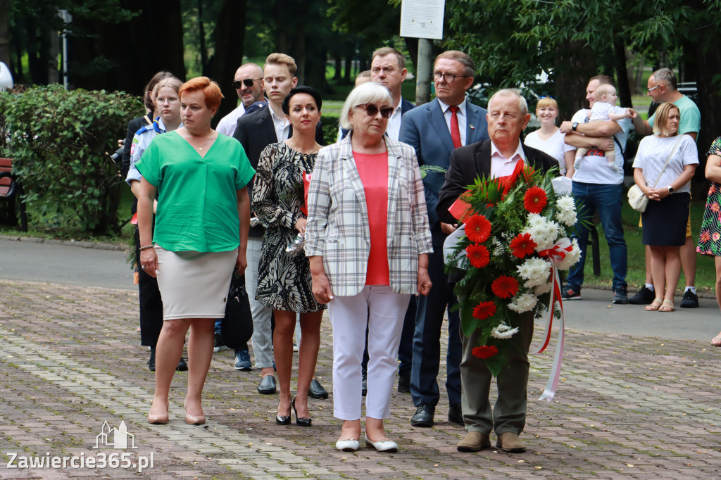 Pod pomnikiem Nieznanego Żołnierza na Placu Teodora Stosika odbyły się Zawierciańskie Obchody Godziny \