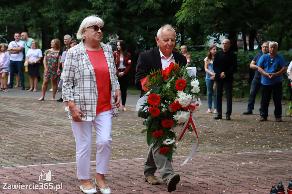 Pod pomnikiem Nieznanego Żołnierza na Placu Teodora Stosika odbyły się Zawierciańskie Obchody Godziny \