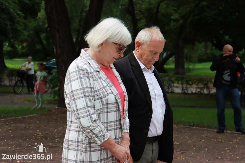 Pod pomnikiem Nieznanego Żołnierza na Placu Teodora Stosika odbyły się Zawierciańskie Obchody Godziny \