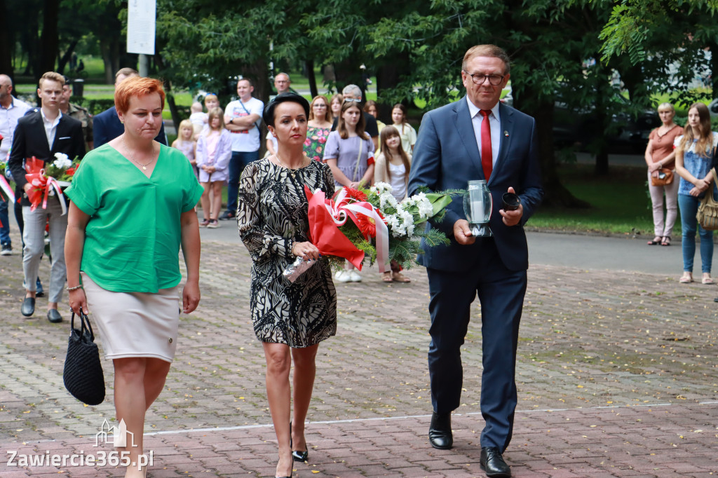 Pod pomnikiem Nieznanego Żołnierza na Placu Teodora Stosika odbyły się Zawierciańskie Obchody Godziny \