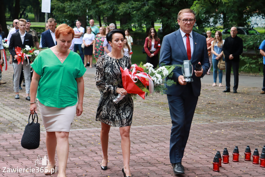Pod pomnikiem Nieznanego Żołnierza na Placu Teodora Stosika odbyły się Zawierciańskie Obchody Godziny \