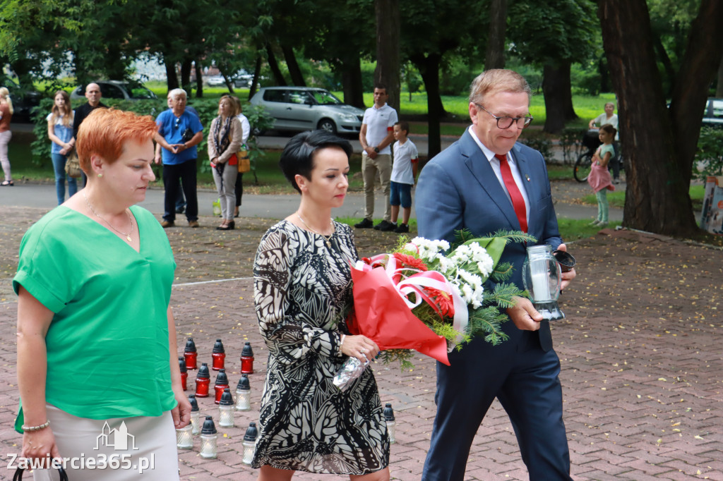 Pod pomnikiem Nieznanego Żołnierza na Placu Teodora Stosika odbyły się Zawierciańskie Obchody Godziny \