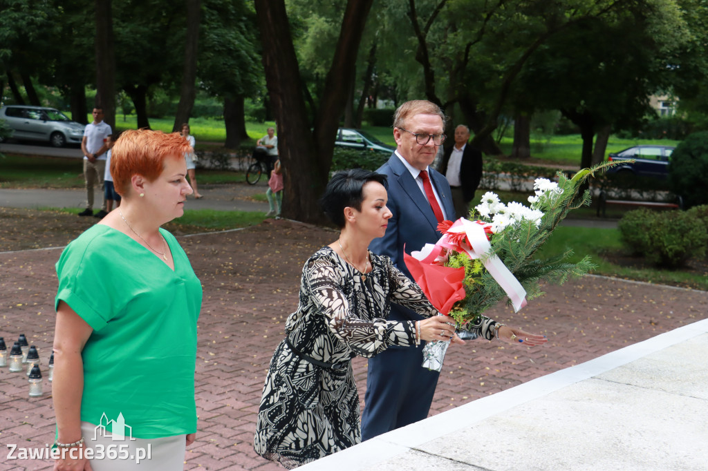 Pod pomnikiem Nieznanego Żołnierza na Placu Teodora Stosika odbyły się Zawierciańskie Obchody Godziny \