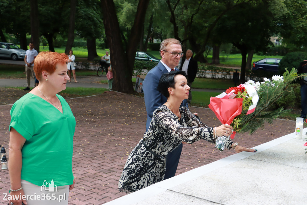 Pod pomnikiem Nieznanego Żołnierza na Placu Teodora Stosika odbyły się Zawierciańskie Obchody Godziny \