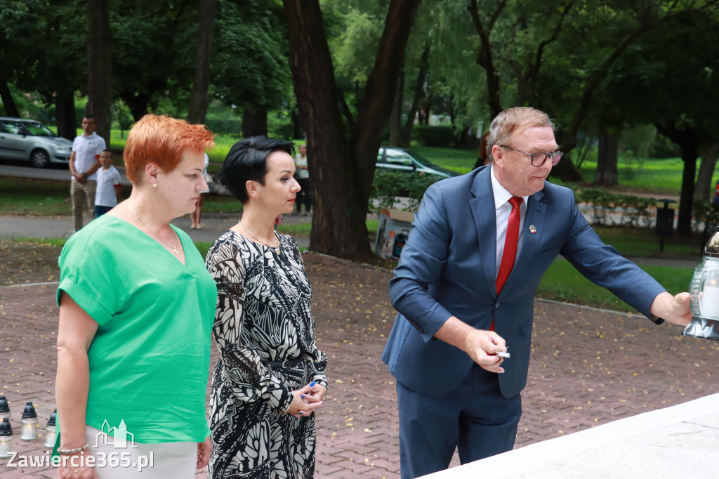 Pod pomnikiem Nieznanego Żołnierza na Placu Teodora Stosika odbyły się Zawierciańskie Obchody Godziny \