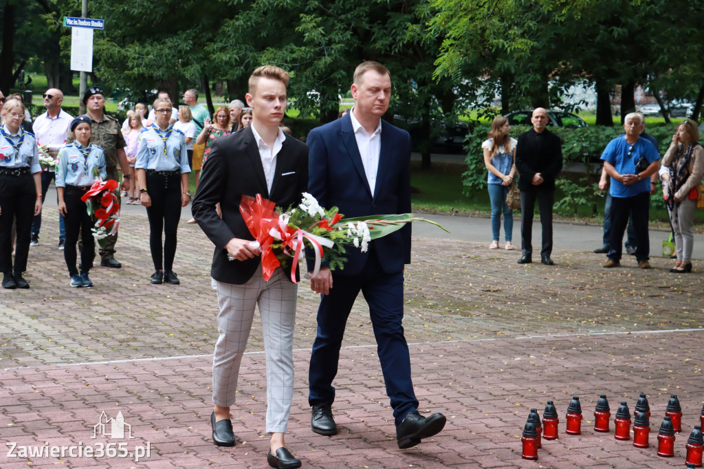 Pod pomnikiem Nieznanego Żołnierza na Placu Teodora Stosika odbyły się Zawierciańskie Obchody Godziny \