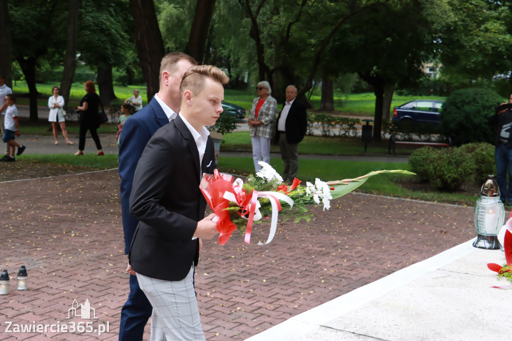 Pod pomnikiem Nieznanego Żołnierza na Placu Teodora Stosika odbyły się Zawierciańskie Obchody Godziny \