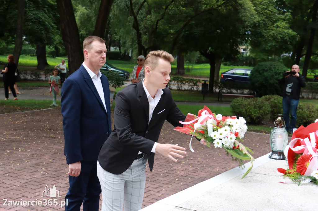 Pod pomnikiem Nieznanego Żołnierza na Placu Teodora Stosika odbyły się Zawierciańskie Obchody Godziny \