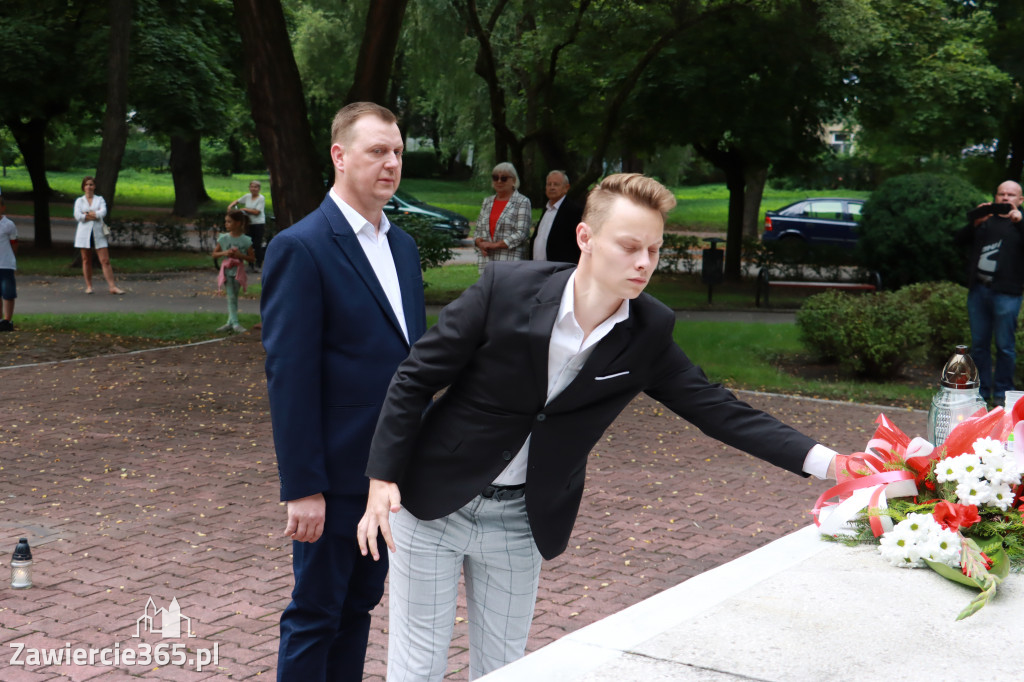 Pod pomnikiem Nieznanego Żołnierza na Placu Teodora Stosika odbyły się Zawierciańskie Obchody Godziny \