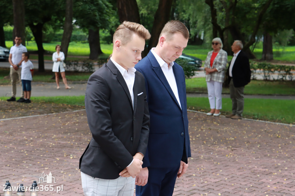 Pod pomnikiem Nieznanego Żołnierza na Placu Teodora Stosika odbyły się Zawierciańskie Obchody Godziny \