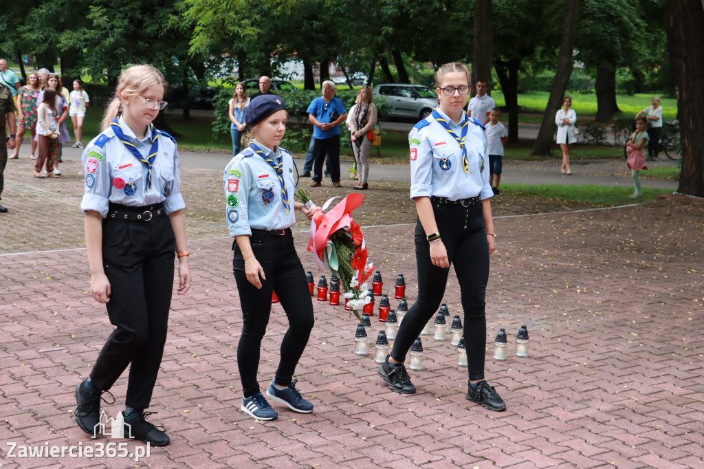 Pod pomnikiem Nieznanego Żołnierza na Placu Teodora Stosika odbyły się Zawierciańskie Obchody Godziny \