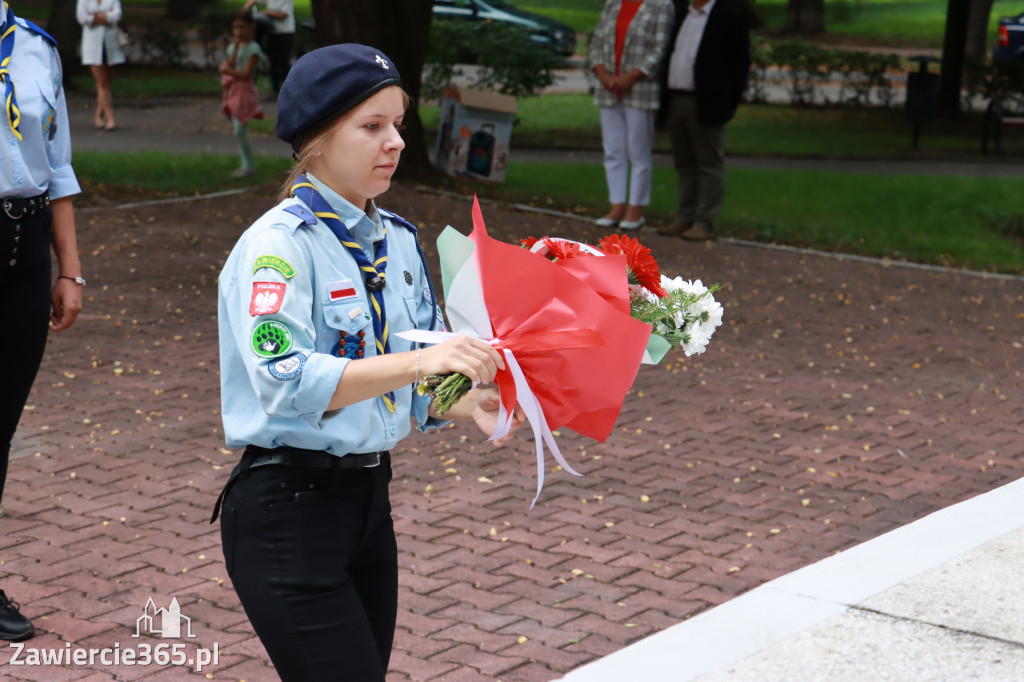 Pod pomnikiem Nieznanego Żołnierza na Placu Teodora Stosika odbyły się Zawierciańskie Obchody Godziny \