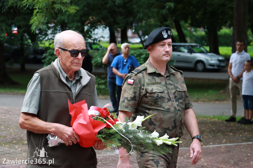 Pod pomnikiem Nieznanego Żołnierza na Placu Teodora Stosika odbyły się Zawierciańskie Obchody Godziny \