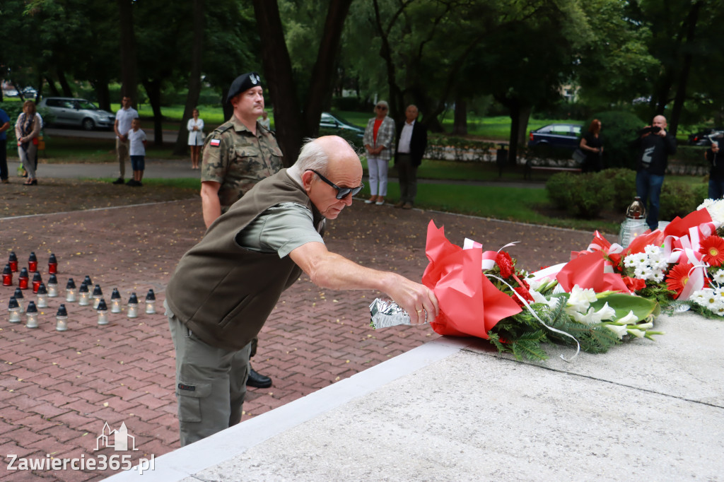 Pod pomnikiem Nieznanego Żołnierza na Placu Teodora Stosika odbyły się Zawierciańskie Obchody Godziny \