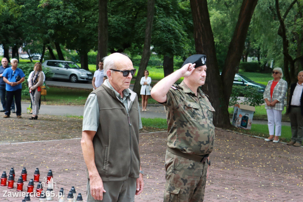 Pod pomnikiem Nieznanego Żołnierza na Placu Teodora Stosika odbyły się Zawierciańskie Obchody Godziny \