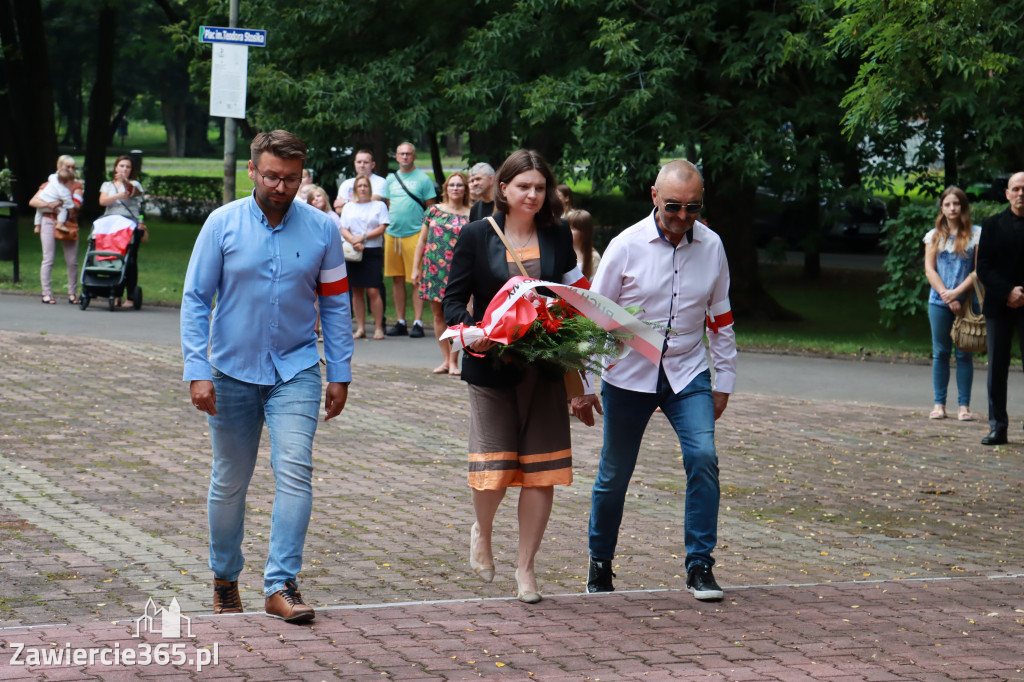 Pod pomnikiem Nieznanego Żołnierza na Placu Teodora Stosika odbyły się Zawierciańskie Obchody Godziny \