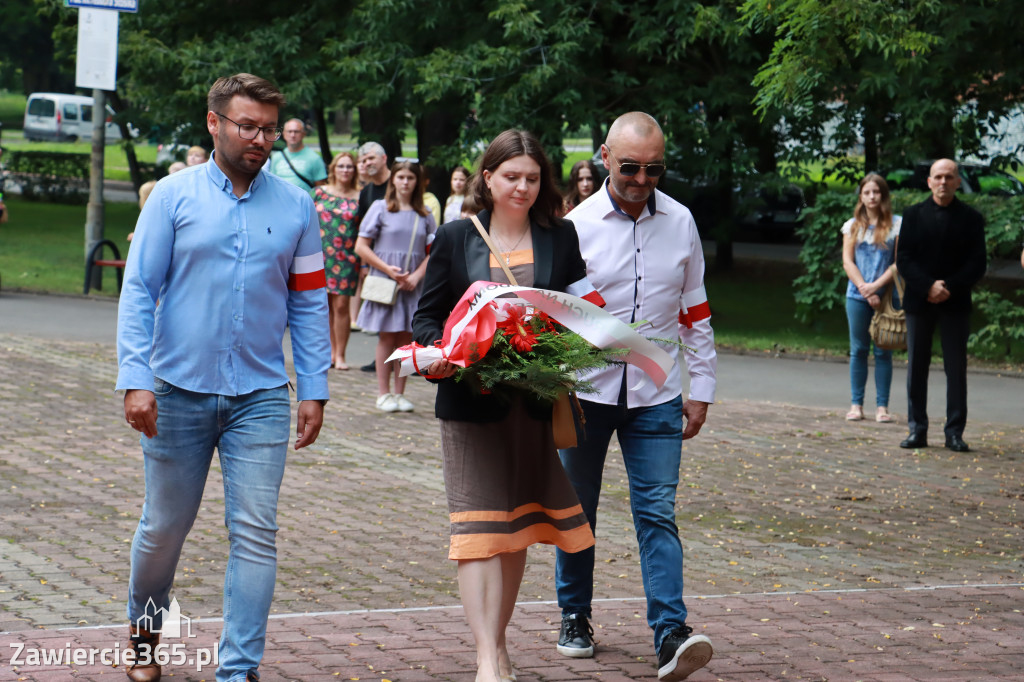 Pod pomnikiem Nieznanego Żołnierza na Placu Teodora Stosika odbyły się Zawierciańskie Obchody Godziny \
