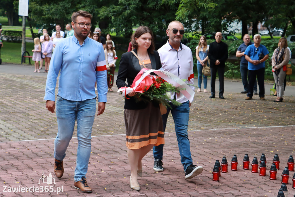 Pod pomnikiem Nieznanego Żołnierza na Placu Teodora Stosika odbyły się Zawierciańskie Obchody Godziny \