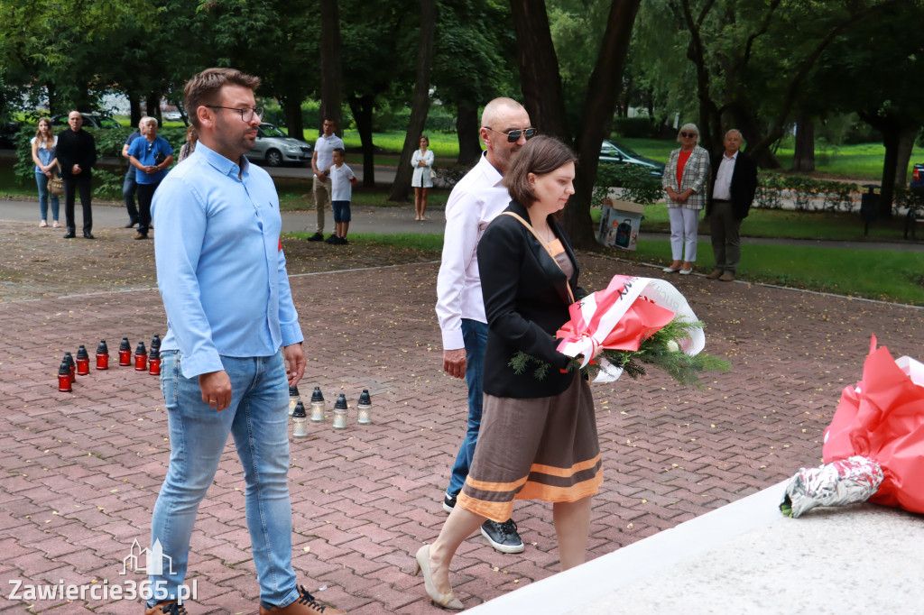 Pod pomnikiem Nieznanego Żołnierza na Placu Teodora Stosika odbyły się Zawierciańskie Obchody Godziny \