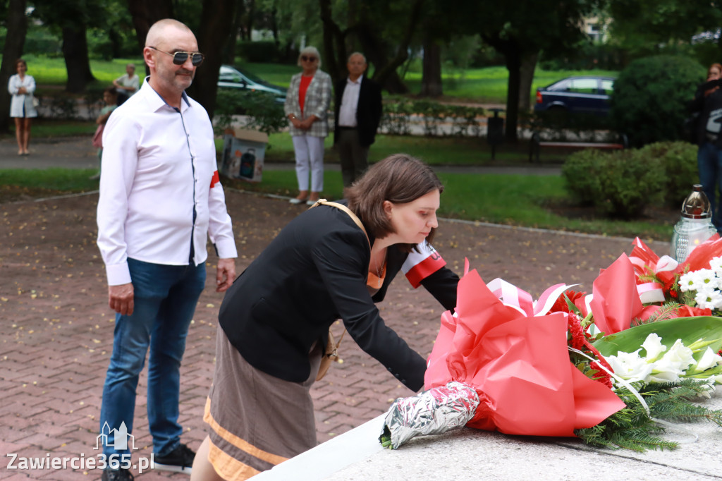Pod pomnikiem Nieznanego Żołnierza na Placu Teodora Stosika odbyły się Zawierciańskie Obchody Godziny \