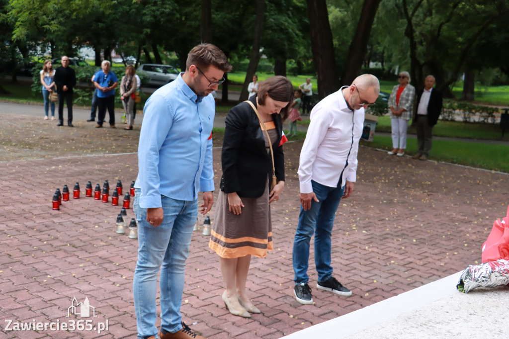 Pod pomnikiem Nieznanego Żołnierza na Placu Teodora Stosika odbyły się Zawierciańskie Obchody Godziny \