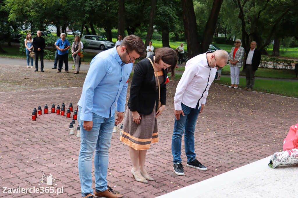 Pod pomnikiem Nieznanego Żołnierza na Placu Teodora Stosika odbyły się Zawierciańskie Obchody Godziny \