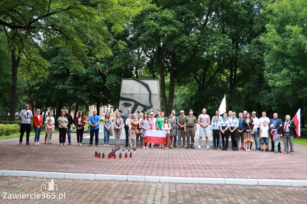 Pod pomnikiem Nieznanego Żołnierza na Placu Teodora Stosika odbyły się Zawierciańskie Obchody Godziny \