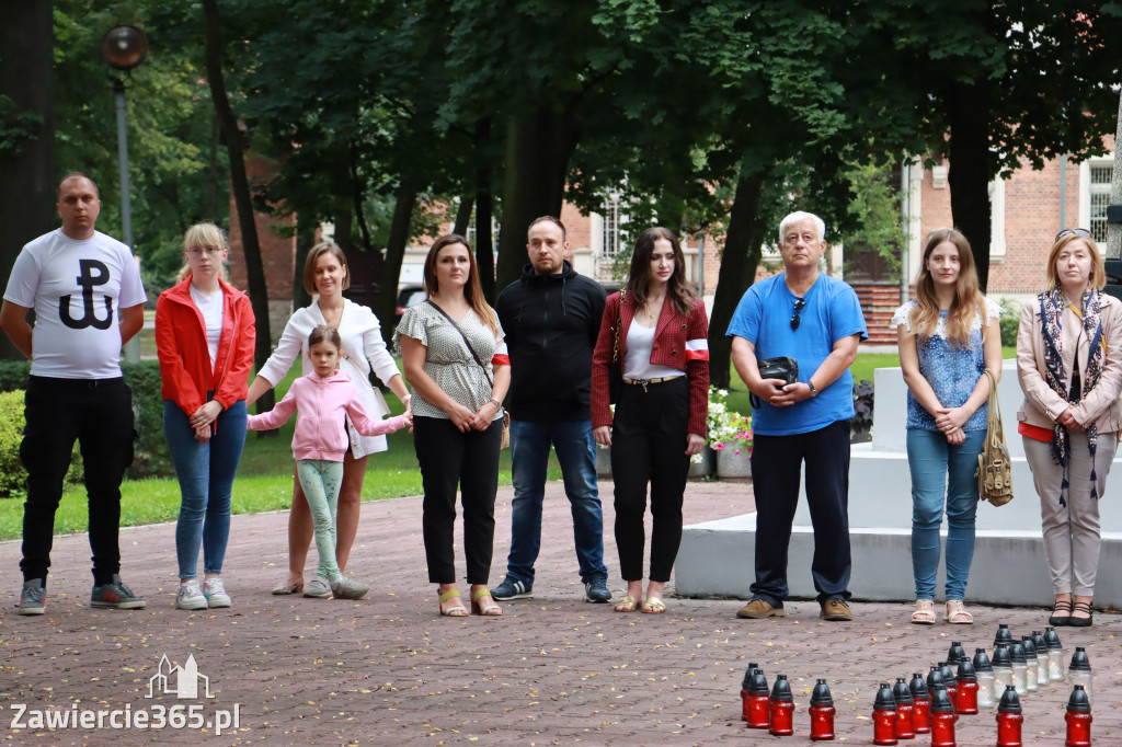 Pod pomnikiem Nieznanego Żołnierza na Placu Teodora Stosika odbyły się Zawierciańskie Obchody Godziny \