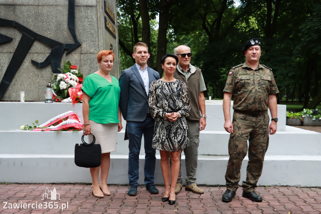 Pod pomnikiem Nieznanego Żołnierza na Placu Teodora Stosika odbyły się Zawierciańskie Obchody Godziny \