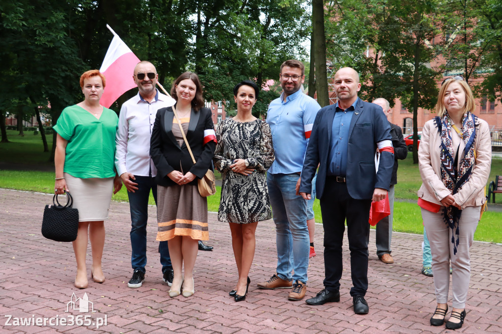 Pod pomnikiem Nieznanego Żołnierza na Placu Teodora Stosika odbyły się Zawierciańskie Obchody Godziny \