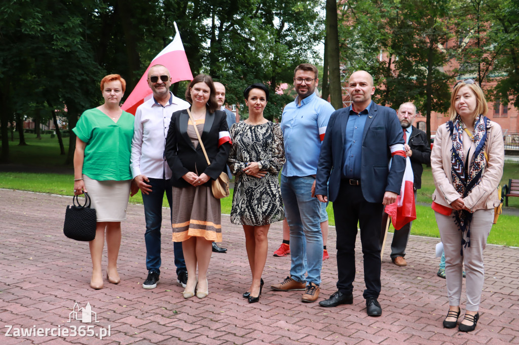 Pod pomnikiem Nieznanego Żołnierza na Placu Teodora Stosika odbyły się Zawierciańskie Obchody Godziny \