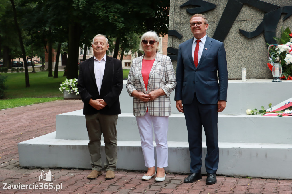 Pod pomnikiem Nieznanego Żołnierza na Placu Teodora Stosika odbyły się Zawierciańskie Obchody Godziny \