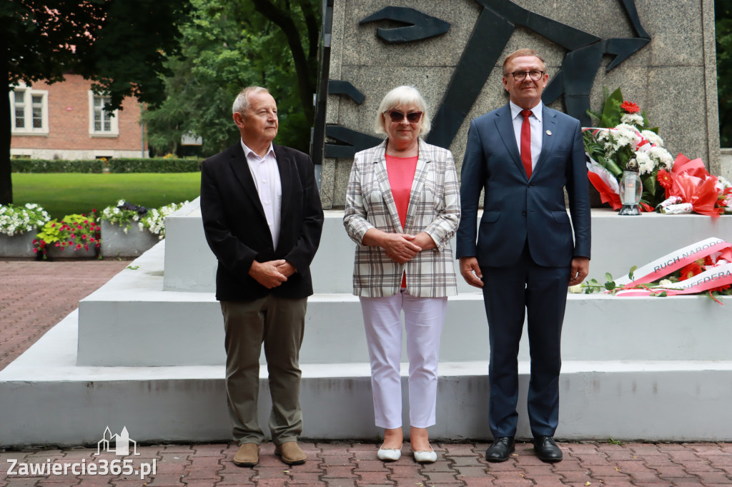 Pod pomnikiem Nieznanego Żołnierza na Placu Teodora Stosika odbyły się Zawierciańskie Obchody Godziny \