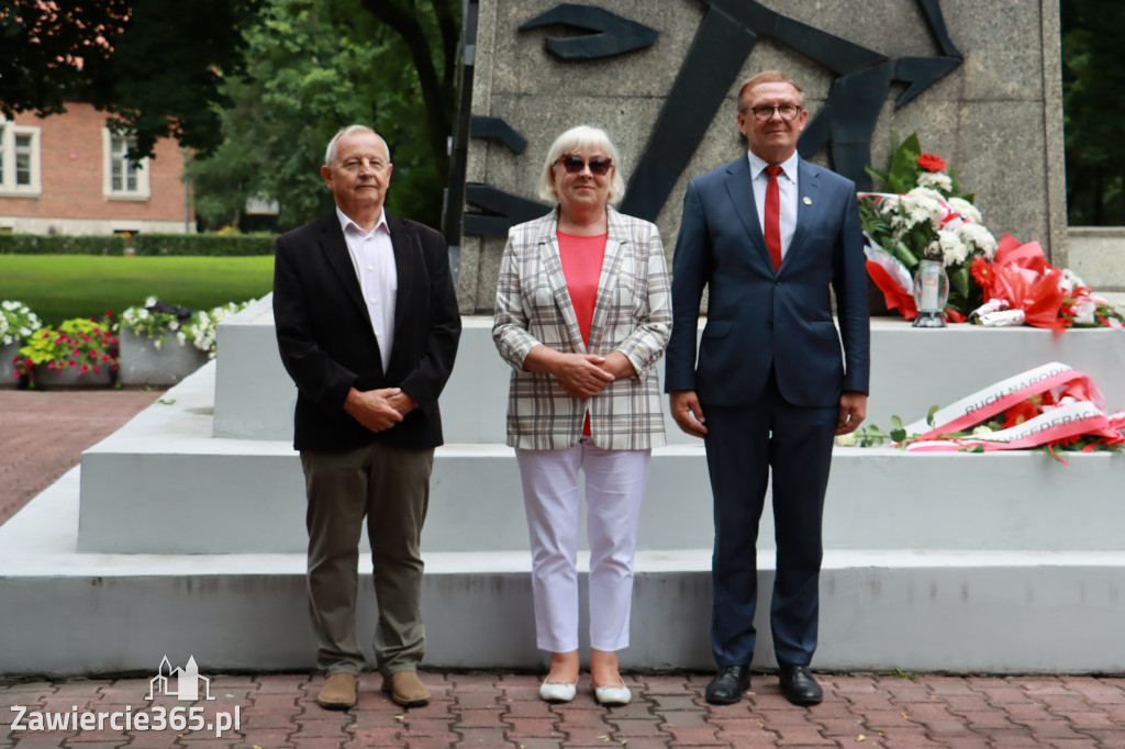 Pod pomnikiem Nieznanego Żołnierza na Placu Teodora Stosika odbyły się Zawierciańskie Obchody Godziny \