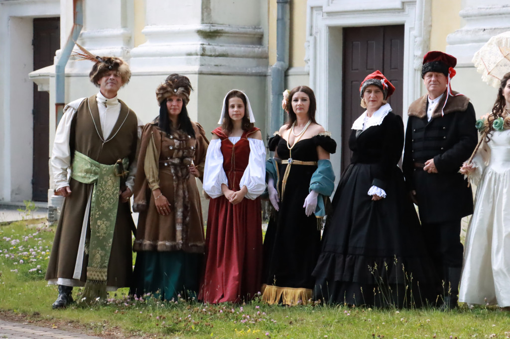 Sesja zdjęciowa przed Pokazem Mody Historycznej - Włodowice.