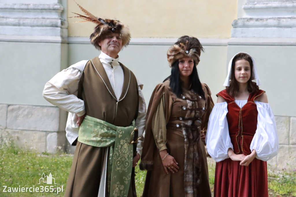 Sesja zdjęciowa przed Pokazem Mody Historycznej - Włodowice.