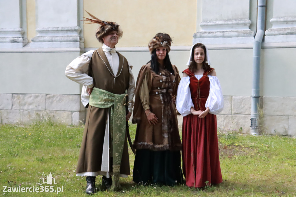 Sesja zdjęciowa przed Pokazem Mody Historycznej - Włodowice.