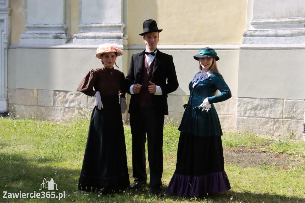 Sesja zdjęciowa przed Pokazem Mody Historycznej - Włodowice.
