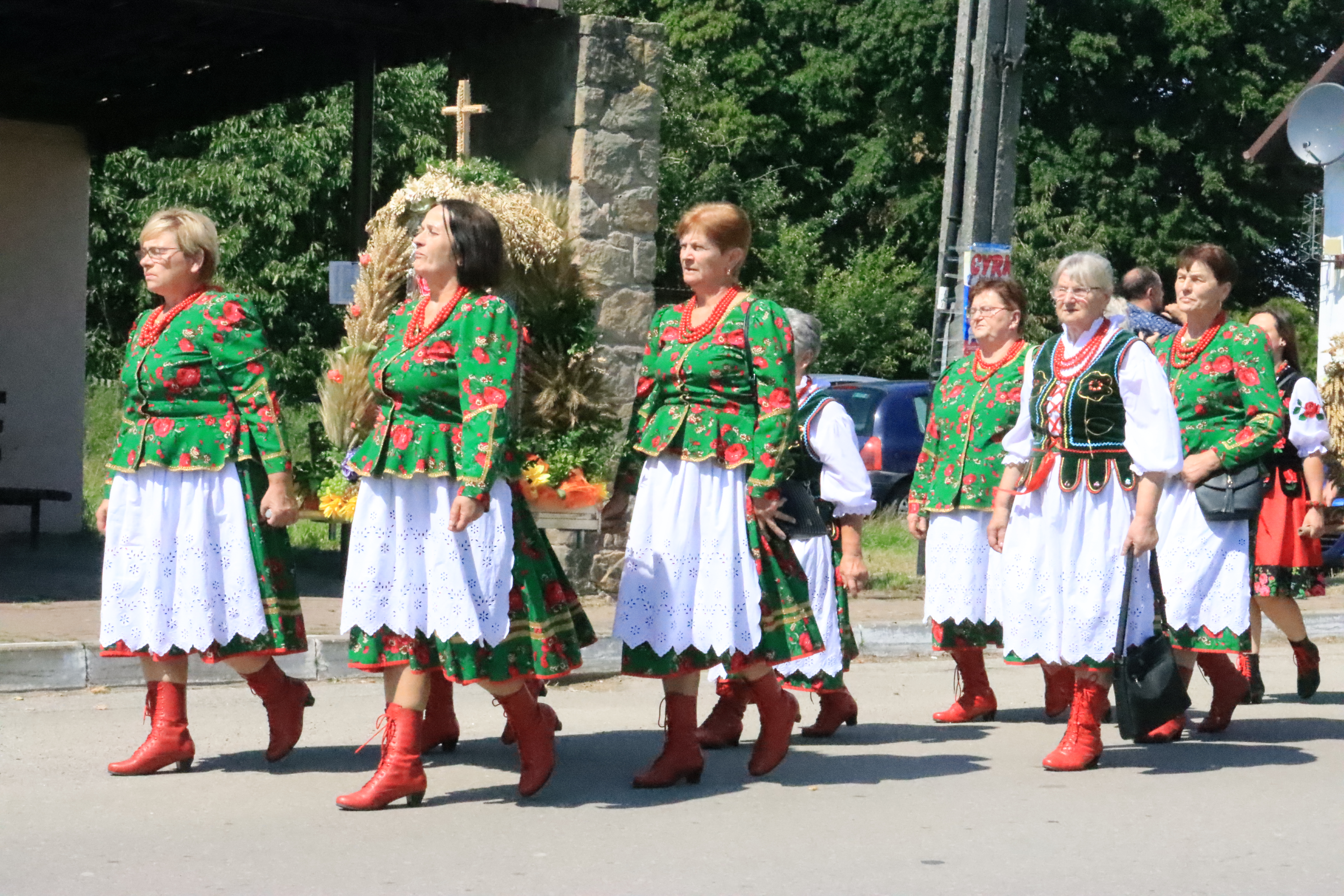 Irządze: Dożynki - Korowód - część oficjalna (1)