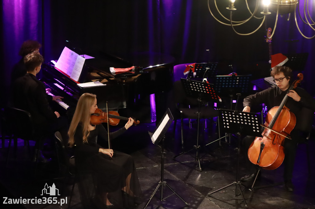 Fotorelacja: Koncert Filharmonia Jurajska  Świąteczne Opowieści.