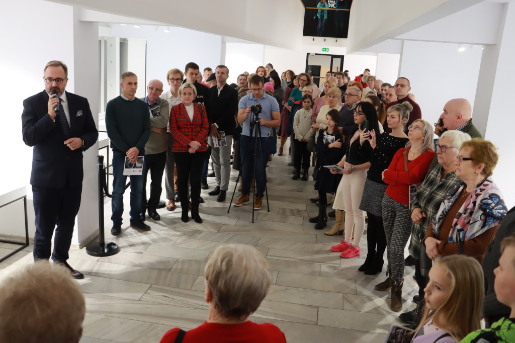 Fotorelacja: Otwarcie wystawy  - MOJA  KRYSZTAŁOWA HISTORIA.